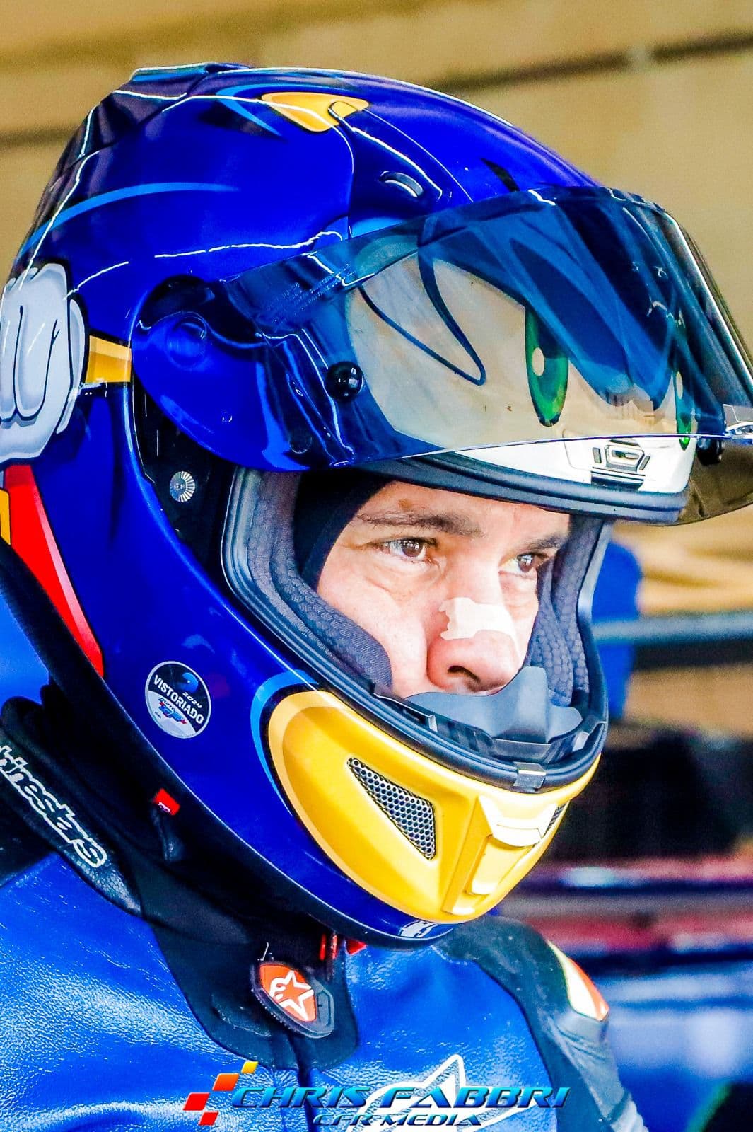 Close do capacete Sonic do Hilton Loureiro com visor levantado