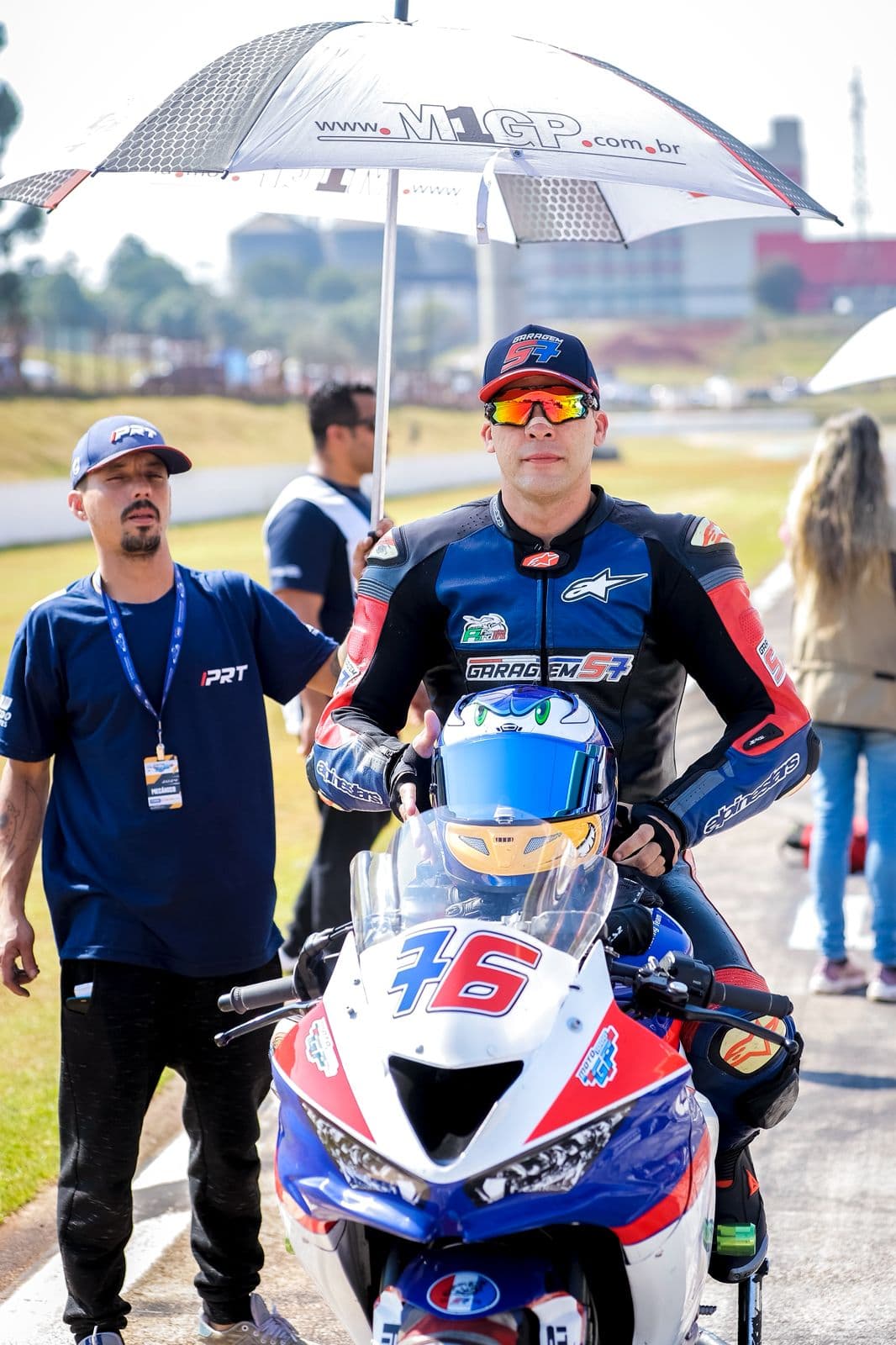 Hilton Loureiro no grid de largada com guarda-chuva da Moto1000GP