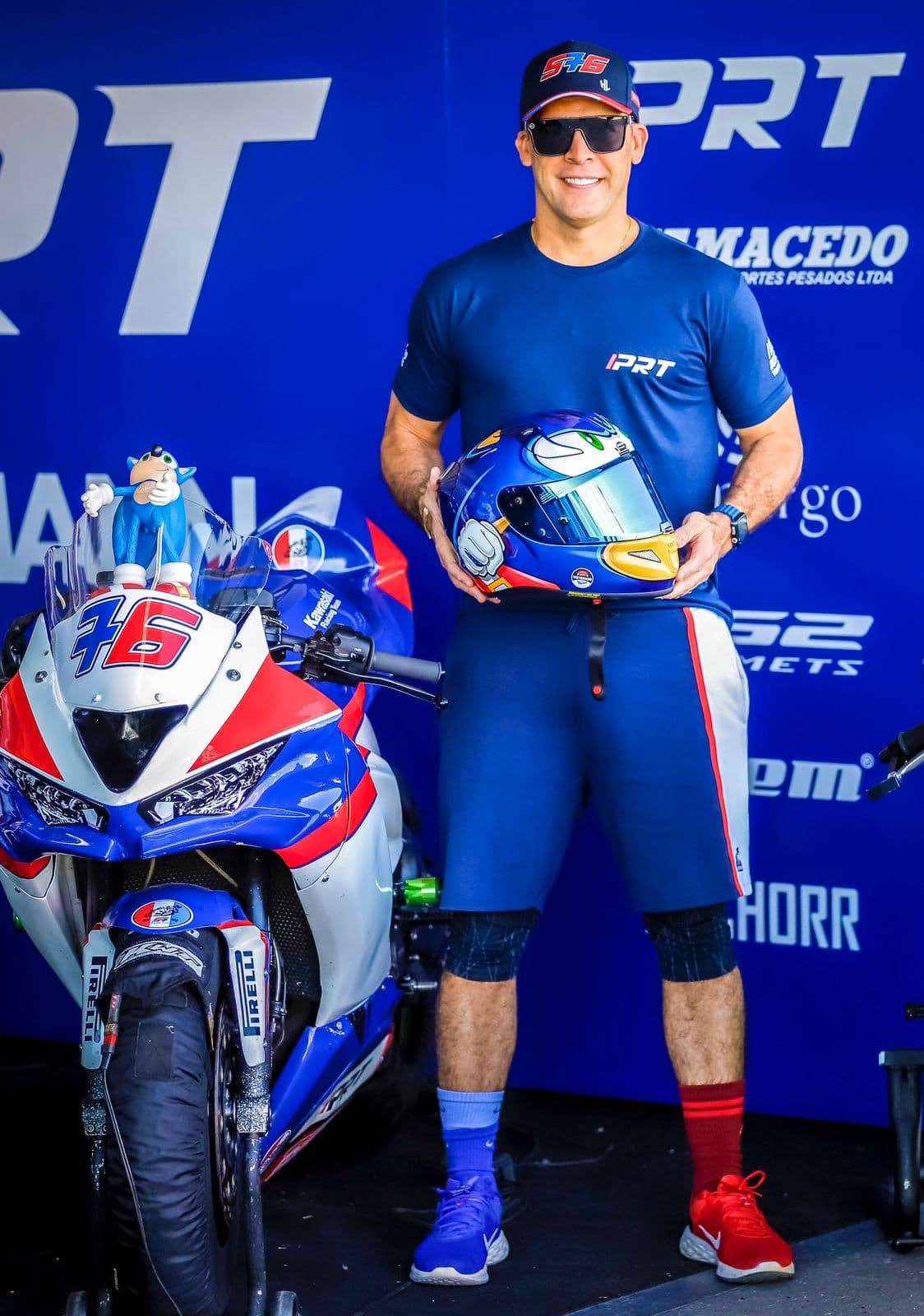 Hilton Loureiro no box em frente ao backdrop dos patrocinadores