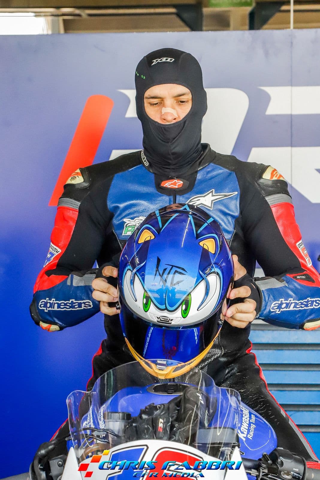 Hilton Loureiro de balaclava segurando o capacete antes de entrar em pista